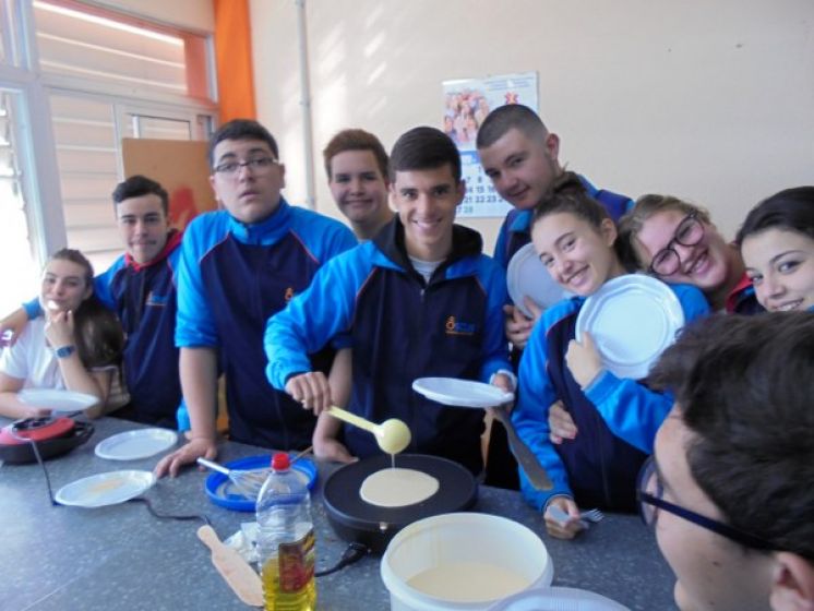 Alumnos-as 4º Eso preparando crepes